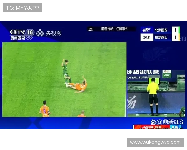 为什么“过分力量犯规”直接红牌？裁判如何界定危险动作？