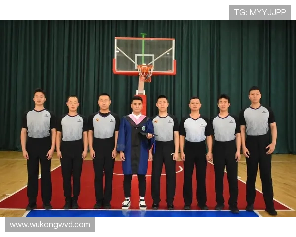 篮球裁判如何依据持球掩护规则判定合法站位与非法移动的界限 篮球裁判如何依据持球掩护规则判定合法站位与非法移动的界限